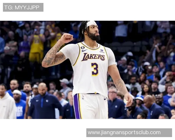 里夫斯回忆浓眉被交易时的反应称以为是玩笑话